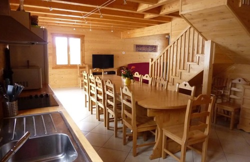 Les Orres Ski Chalet | Chalet 'Garrigue Au Pied Des Pistes' with Mountain View, Shared Pool and Wi-Fi