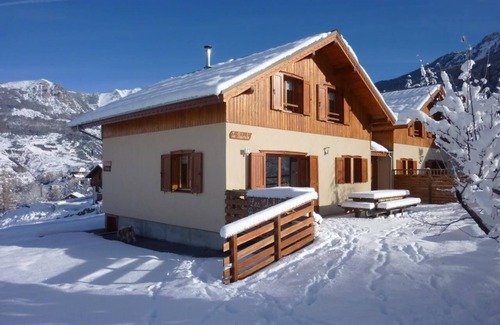 Les Orres Ski Chalet | Chalet 'Garrigue Au Pied Des Pistes' with Mountain View, Shared Pool and Wi-Fi
