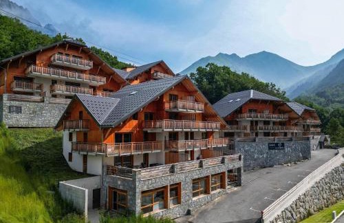 Vaujany Apartment | Chalet in Vaujany with Panoramic Mountain Views