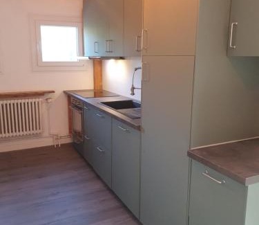 Sarcenas House | Chalet Jaune Charmant SOM