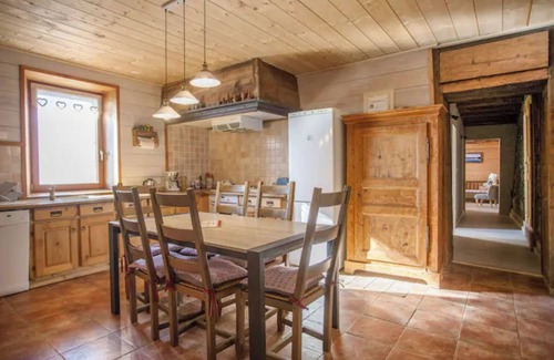 Verchaix Ski Chalet | Chalet 'L'Échappée Des Rêves' with Mountain View, Private Terrace and Wi-Fi