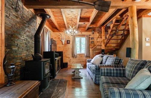 Les Pays-d'en-Haut Regional County Municipality Ski Chalet | Chalet Le Rustique; leschalets.com