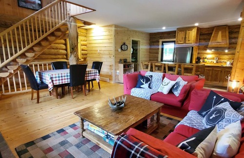 St-Adolphe-d'Howard Ski Chalet | Chalet le Pic-Bois | Spa, Modern Comfort