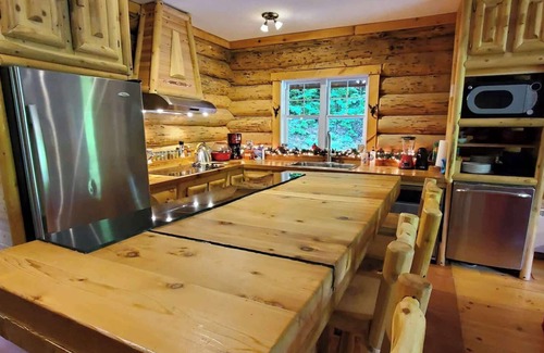 St-Adolphe-d'Howard Ski Chalet | Chalet le Pic-Bois | Spa, Modern Comfort