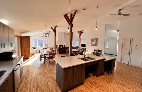Sainte-Beatrix Ski Chalet | Chalet Le Manoir Café