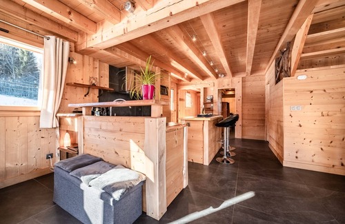 Les Esserts Ski Chalet | Chalet 'Le Mas Devant' with Mountain View, Private Terrace and Wi-Fi
