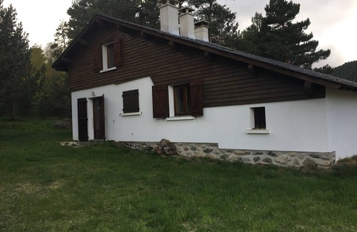 Formigueres Ski Chalet | Chalet 'Les Iris' with Mountain View and Private Garden