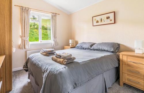 Kinross Ski Chalet | Chalet Loch Side Lodge 5 by Interhome