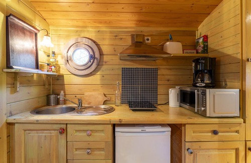 St.-Remy-de-Provence Ski Chalet | Chalet "Mas La Pauline Roulotte Bohême" with Shared Pool, Private Terrace & Wi-Fi