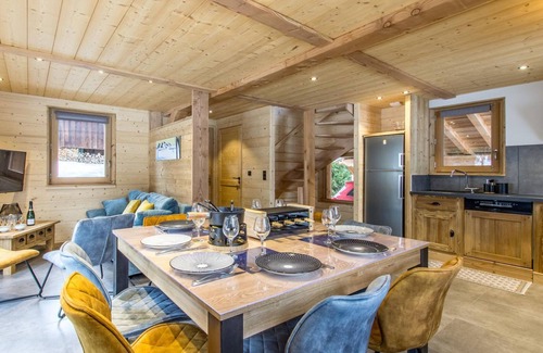 Le Praz de Lys Ski Chalet | Chalet 'Mazot Savoyard' with Mountain View, Private Terrace and Wi-Fi