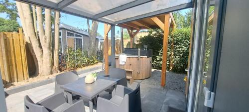 Heinkenszand Ski Chalet | Chalet met hottub & omheinde tuin Zeeland VP090