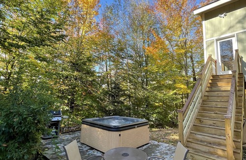 Jackson Ski Chalet | Chalet Minutes to North Conway, Story Land, Skiing, and Hiking; Private Hot Tub