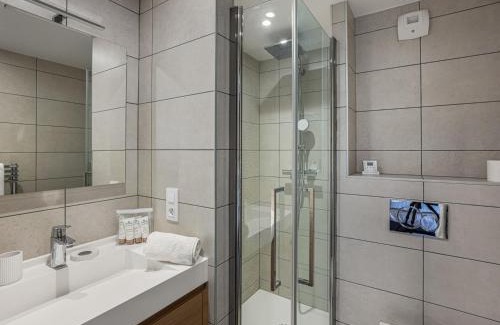Courchevel Ski Chalet | Chalet Mitoyen de Luxe, 4 Chambres en Suite, Proche Centre et Remontées, Parking, Animaux Acceptés - FR-1-563-137