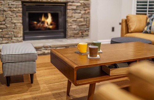 Sevierville Ski Chalet | Chalet 🏔 Mountain View 🚲 Peloton | Pool | Hot Tub | Low Traffic 🧸 Local Charm