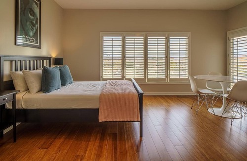 Sevierville Ski Chalet | Chalet 🏔 Mountain View 🚲 Peloton | Pool | Hot Tub | Low Traffic 🧸 Local Charm
