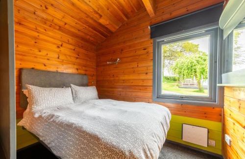 Brazzacott Ski Chalet | Chalet Oak Hot Tub Lodge by Interhome