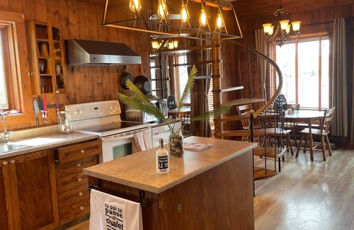 Mauricie Ski Chalet | Chalet rustique au bord de la rivière St-Maurice, bâteau, ski, motoneige