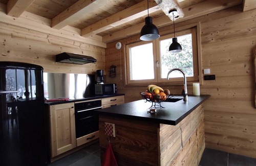Le Petit-Bornand-les-Glieres Ski Chalet | Chalet Savoyard Neuf, 8 Personnes, Tout Confort au Milieu des Montagnes