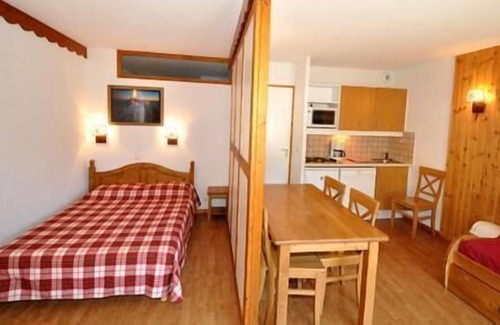 Puy-Saint-Vincent Ski Chalet | Chalet, ski-in/ski-out & foot of the slopes, fitness, swimming pool, terrace, tv, 41m²