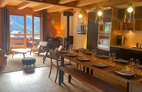 Vaujany Ski Chalet | Chalet Skidh* . Ideal location. Vaujany Alpe d'Huez. skiing mountain biking