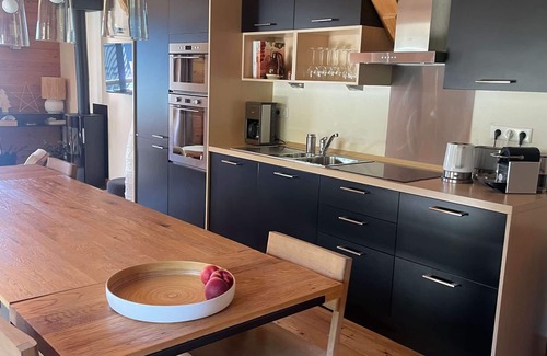 Vaujany Ski Chalet | Chalet Skidh* . Ideal location. Vaujany Alpe d'Huez. skiing mountain biking