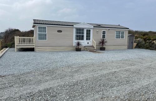 Caergeiliog Ski Chalet | Chalet Sleeps 4 Near Cymyran Beach