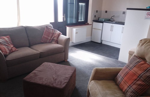 Lydd-on-Sea Ski Chalet | Chalet - Sleeps 4 - Parking - Garden