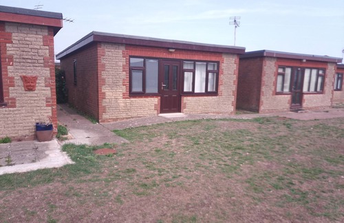Lydd-on-Sea Ski Chalet | Chalet - Sleeps 4 - Parking - Garden
