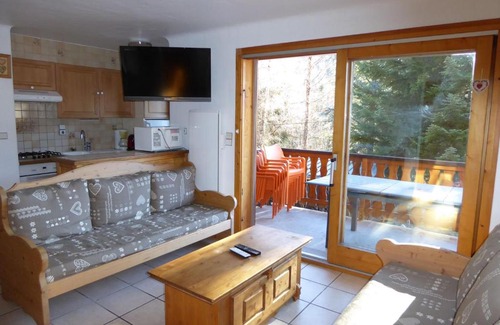 Champagny-en-Vanoise Apartment | Chalet spacieux à Champagny – Grande terrasse, proche télécabine et commerces - FR-1-464-47