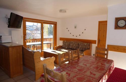 Champagny-en-Vanoise Apartment | Chalet spacieux à Champagny – Grande terrasse, proche télécabine et commerces - FR-1-464-47