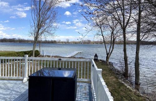 Le Haut-Richelieu Regional County Municipality Ski Chalet | Chalet St-Jean-Sur-Richelieu Waterfront