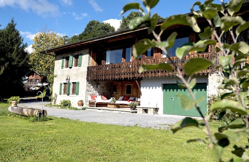 Les Gets Ski Chalet | Chalet typical Savoyard farmhouse in the countryside, family holidays and friends