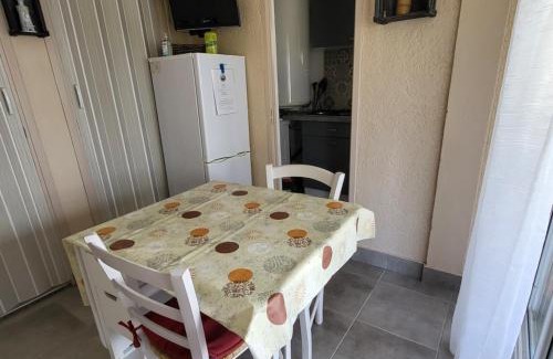 Gruissan Plage Apartment | chalet typique 50 m de la mer