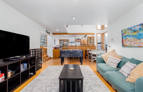 Alyeska Ski Chalet | Chalet w/private hot tub in quiet location 3 blocks to the resort, dogs welcome
