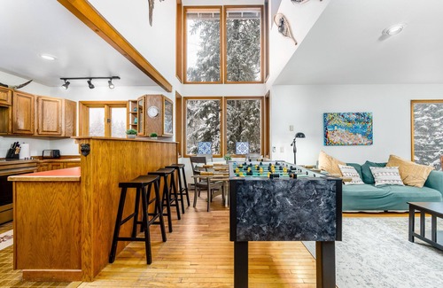 Alyeska Ski Chalet | Chalet w/private hot tub in quiet location 3 blocks to the resort, dogs welcome