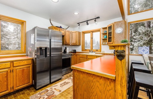 Alyeska Ski Chalet | Chalet w/private hot tub in quiet location 3 blocks to the resort, dogs welcome