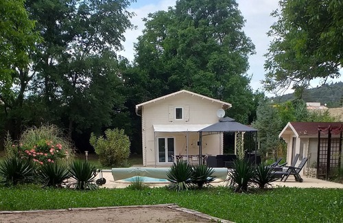Beaumont-de-Pertuis Ski Chalet | CHALET WITH POOL IN THE LUBERON. NEAR AIX EN PROVENCE. 4-6 PEOPLE