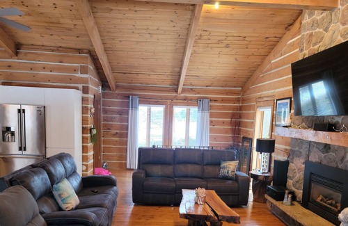 The Blue Mountains Ski Chalet | CHALET WITH HOT TUB IN THE BLUE MOUNTAINS!!!