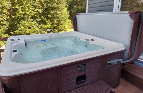 Mauricie Ski Chalet | Chalet with year-round spa, wine, fireplace, located 2 minutes from the zec!