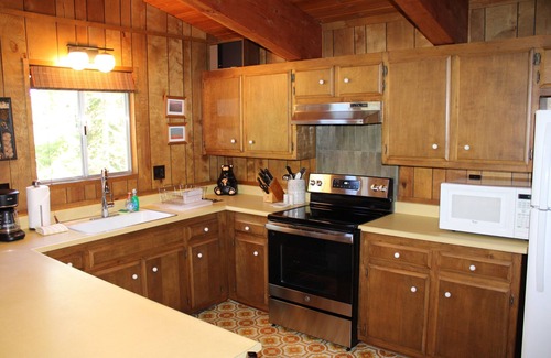 Chamberlands House | Chamberlands pool, tennis courts, and beach! Great location on Westshore!