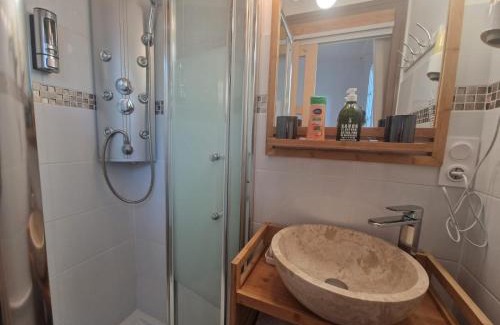 Labouheyre House | Chambre 1 Bois - WIFI - Proche gare