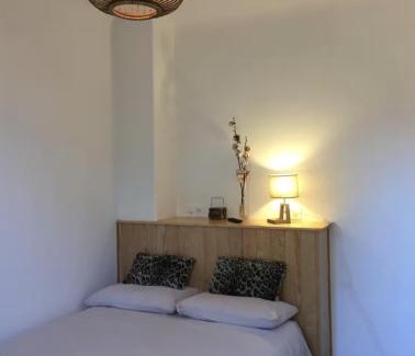 Labouheyre House | Chambre 1 Bois - WIFI - Proche gare