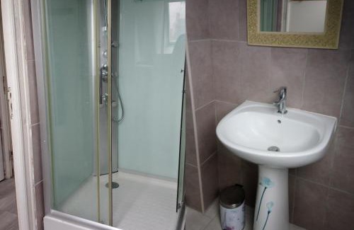 Saint-Pol-de-Leon House | Chambre au calme et simple, cuisine à dispo