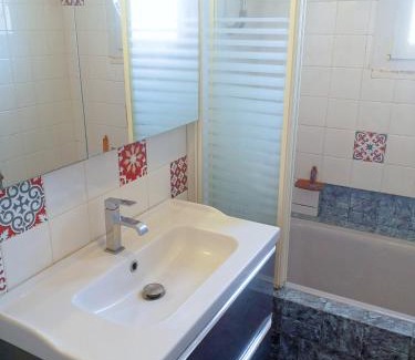 Saint-Pol-de-Leon House | Chambre au calme et simple, cuisine à dispo