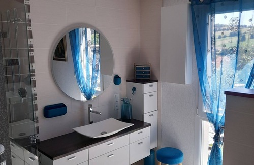 Sorbiers Bed & Breakfast | Chambre Avec Accès à une Piscine Intérieure Dans un Écrin de Verdure
