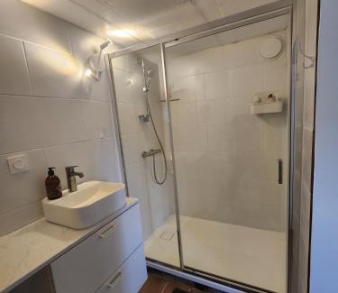 Orvault Apartment | Chambre avec cuisine et sdb privative, au calme