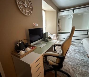 Domagne House | Chambre avec salle de bain tourelle