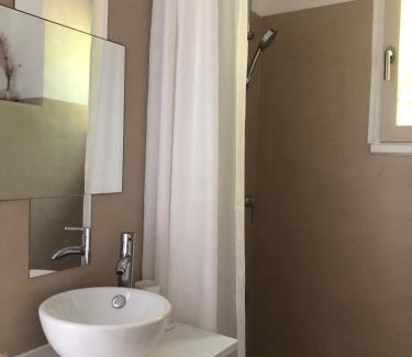 Faubourg House | Chambre avec salle de bain privative