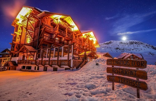 Cognet Apartment | Chambre confort + balcon, accès spa, ski aux pieds