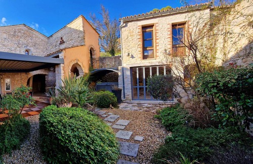 Vezenobres Bed & Breakfast | Chambre D'hôte de Charme Avec Jacuzzi, Jardin à Vézénobres Village Médiéval